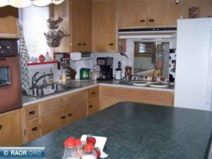 Kitchen with very small width countertops